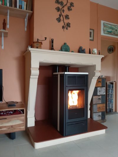 Installation d'un poêle à bois NARA PLUS dans une cheminée